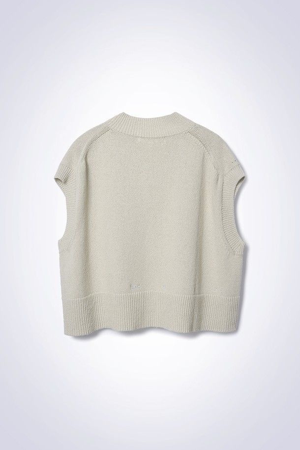 LOU 린넨 베스트 니트 베이지는 부클 조직감과 로고 자수 디테일이 돋보이는 여성용 니트/스웨터입니다. 베이지 색상의 레귤러핏 크롭 기장 민소매 디자인으로, 봄과 여름에 시원하게 착용할 수 있습니다. 코튼, 나일론, 린넨 혼방 소재로 제작되어 부드러운 촉감을 선사하며, 앞중심 지퍼 클로징으로 간편하게 입고 벗을 수 있습니다. 미니멀, 클래식, 캐주얼 스타일을 모두 소화하며, 데이트룩, 카페룩, 여행룩에 매치하기 좋습니다. 라운드넥 디자인으로 다양한 스타일 연출이 용이합니다.
