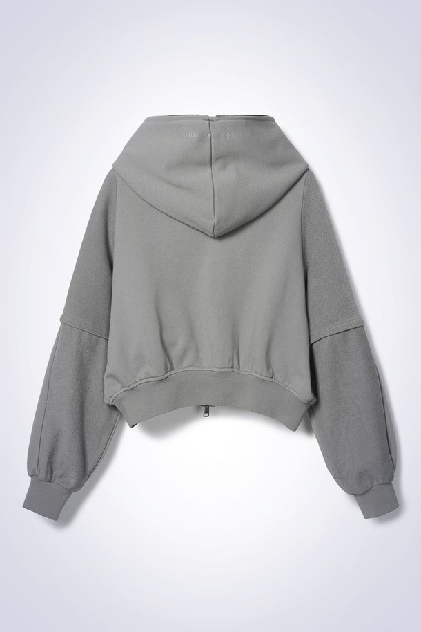 라이트 그레이 컬러의 ZIP 후디 재킷입니다. 면 소재로 제작되어 편안한 착용감을 선사하며, 봄, 가을에 활용하기 좋습니다. 드롭숄더 디자인과 오버핏으로 캐주얼하고 베이직한 스타일을 연출합니다. 투웨이 지퍼와 로고 자수 디테일이 돋보이며, 일상, 산책 등 다양한 TPO에 활용하기 좋습니다. 미니멀한 스타일을 선호하는 분들께 추천합니다.
