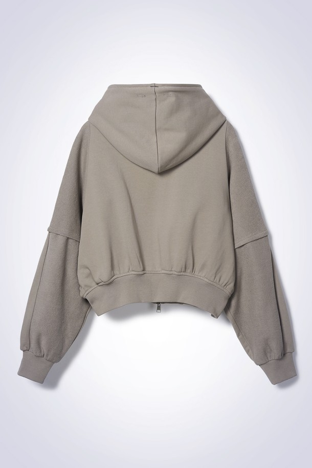 라이트 브라운 컬러의 후드 집업 재킷입니다. 면과 폴리우레탄 혼방 소재로 제작되어 편안한 착용감을 선사하며, 봄, 가을에 적합합니다. 오버핏 크롭 기장으로 캐주얼하고 베이직한 스타일을 연출하며, 무지 패턴과 긴소매 디자인으로 어떤 옷에도 잘 어울립니다. 후드 부착, 자수 로고 장식, 투웨이 지퍼 디테일이 특징이며, 동네 마실룩, 산책룩, 봄 소풍룩에 스타일리시하게 매치할 수 있습니다. 미니멀한 스타일을 선호하는 분들께 추천합니다.
