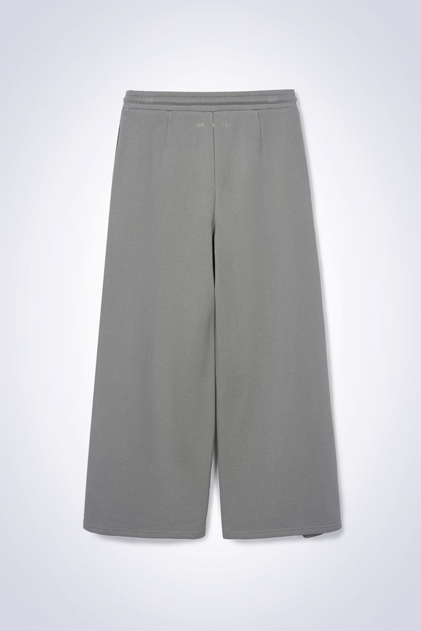 패치 라운지 팬츠 라이트 그레이는 부드러운 면 소재로 제작되어 편안한 착용감을 선사합니다. 봄, 여름, 가을 시즌에 활용하기 좋은 얇은 두께의 긴 기장 와이드 팬츠로, 캐주얼하고 베이직한 스타일을 연출합니다. 허리 밴딩과 드로우스트링으로 편안한 착용감을 제공하며, A라인 와이드 핏으로 활동성을 높였습니다. 자수 로고 패치와 투 포켓 디자인이 특징이며, 집콕룩, 동네 마실룩, 산책룩 등 다양한 상황에 잘 어울립니다. 미니멀한 스타일을 선호하는 분들께 추천합니다.
