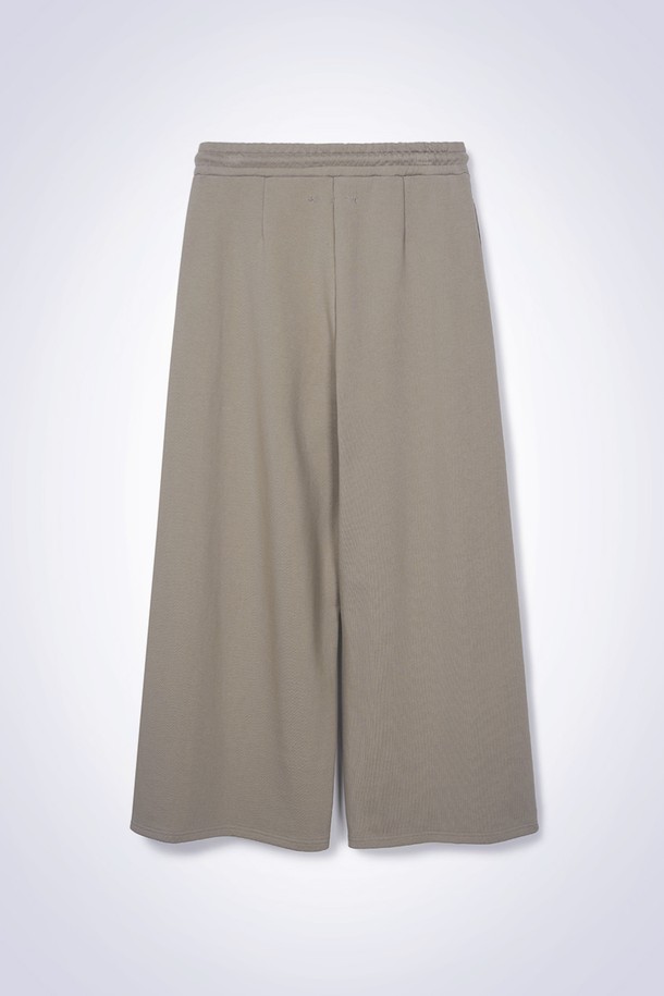 패치 라운지 팬츠 라이트 브라운은 편안함을 추구하는 남성을 위한 캐주얼 라운지 팬츠입니다. 부드러운 면 소재로 제작되어 봄, 여름, 가을 계절에 쾌적하게 착용할 수 있습니다. 루즈핏 와이드 A라인으로 편안한 착용감을 선사하며, 드로우스트링 허리밴딩으로 허리 사이즈 조절이 용이합니다. 자수 로고 패치와 투 포켓 디자인으로 포인트를 더했으며, 집콕룩, 동네 마실룩, 여행룩 등 다양한 TPO에 활용 가능합니다. 미니멀하고 베이직한 스타일을 선호하는 분들께 추천하는 아이템입니다.
