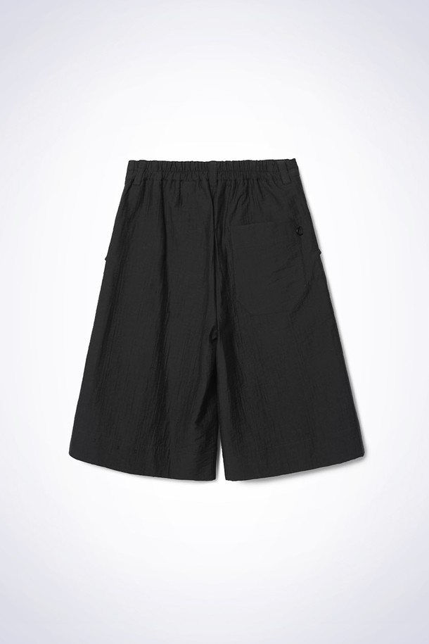 다크 그레이 컬러의 시어서커 하프 팬츠입니다. 면과 나일론 혼방 소재로 제작되어 얇고 통기성이 뛰어나 여름철에도 시원하게 착용할 수 있습니다. 루즈핏 와이드 실루엣으로 편안한 착용감을 선사하며, 밑단 자수 디테일로 포인트를 더했습니다. 양쪽 사이드 포켓이 있어 실용성을 높였으며, 캐주얼, 미니멀, 클래식 스타일을 즐기는 남녀 모두에게 잘 어울립니다. 동네 마실룩, 휴가룩, 여행룩 등 다양한 TPO에 활용해보세요.
