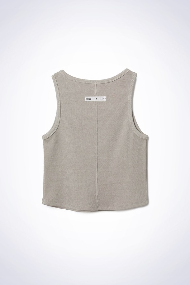  **버클 슬리브리스 티셔츠 라이트 그레이**

심플한 매력의 버클 슬리브리스 티셔츠입니다. 라이트 그레이 컬러에 슬림핏으로 제작되어 미니멀하고 베이직한 스타일을 연출합니다. 부드러운 면 소재로 제작되어 편안한 착용감을 선사하며, 양쪽 암홀 버클 디테일로 포인트를 더했습니다. 일상, 데이트룩, 카페룩 등 다양한 TPO에 활용할 수 있으며, 밑단 라운드 패턴과 좌우 배색 바텍 포인트가 돋보입니다. 여름 시즌, 캐주얼한 스타일을 완성해보세요.
