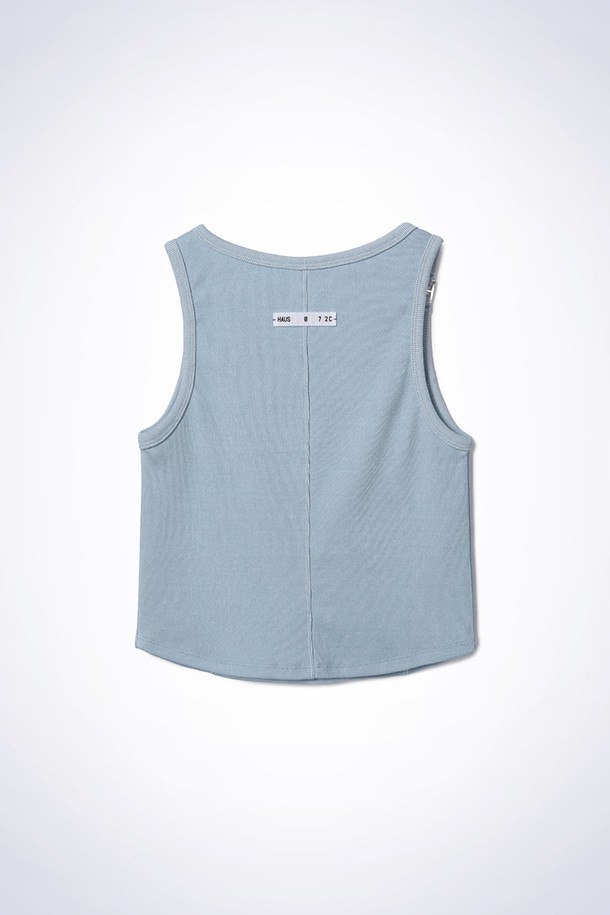 **버클 민소매 티셔츠 라이트 블루**

여성용 슬림핏 민소매 티셔츠입니다. 라이트 블루 컬러의 면 소재로 제작되어 부드러운 촉감을 제공합니다. 양쪽 암홀 버클 디테일이 특징이며, 크롭 기장으로 디자인되었습니다. 베이직한 스타일로 데이트룩, 카페룩 등 다양한 TPO에 활용 가능하며, 미니멀 또는 캐주얼 스타일 연출에 적합합니다. 후면 라벨과 밑단 라운드 패턴, 좌우 배색 바택, 신축성이 더해져 편안한 착용감을 선사합니다.
