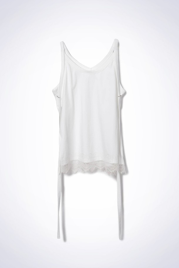 레이스 레이어드 링 탑 화이트는 여성스러운 매력을 더해주는 상의입니다. 부드러운 면 소재로 제작되어 편안한 착용감을 선사하며, 봄과 여름에 시원하게 입기 좋습니다. X자형 스트랩 디테일과 사이드 슬릿, 깊은 암홀 디자인이 돋보이며, 레이어드 스타일로 다양한 무드를 연출할 수 있습니다. 브이넥 라인과 릴랙스핏으로 제작되어 데이트룩, 카페룩, 미니멀, 캐주얼, 로맨틱 스타일 모두 소화 가능합니다.
