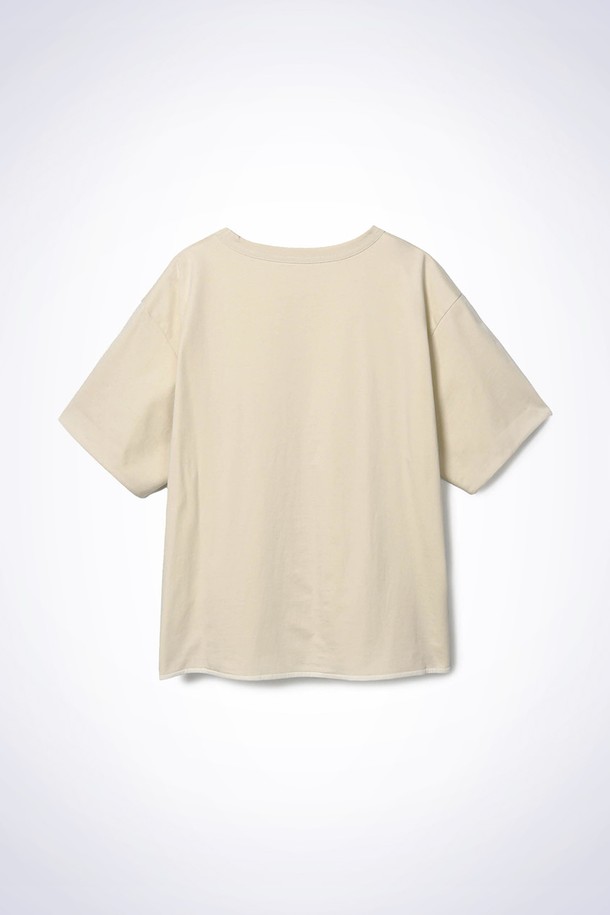 투 톤 티셔츠 라이트 베이지는 데일리웨어로 활용하기 좋은 공용 티셔츠입니다. 봄, 여름 시즌에 적합하며, 베이직한 스타일의 레귤러 핏 반소매 티셔츠입니다. 면 소재로 제작되어 편안한 착용감을 제공하며, 라운드넥 디자인과 무지 패턴으로 깔끔함을 더했습니다. 소매 부분의 클립 배색 칼라 포인트가 돋보이며, 동네 마실룩이나 산책룩 등 캐주얼하고 미니멀한 스타일을 연출하기 좋습니다.
