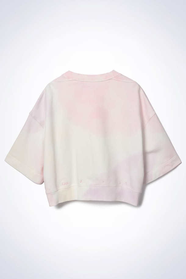 오로라 오버핏 티셔츠 라이트 핑크는 여성스러운 캐주얼 스타일을 연출하기에 완벽한 아이템입니다. 봄, 여름 시즌에 어울리는 면 소재의 반소매 티셔츠로, 라운드넥과 오버핏 디자인이 편안하면서도 트렌디한 핏을 선사합니다. 라이트 핑크 컬러와 그라데이션 패턴이 은은하고 세련된 분위기를 더하며, 뒷단 그라데이션 자수 디테일이 돋보입니다. 데이트룩, 동네 마실룩, 봄 소풍룩 등 다양한 TPO에 활용하여 미니멀하고 스트리트 감성을 표현할 수 있습니다. 크롭 기장으로 시원하고 활동적인 느낌을 주어, 당신의 스타일 지수를 높여줄 것입니다.
