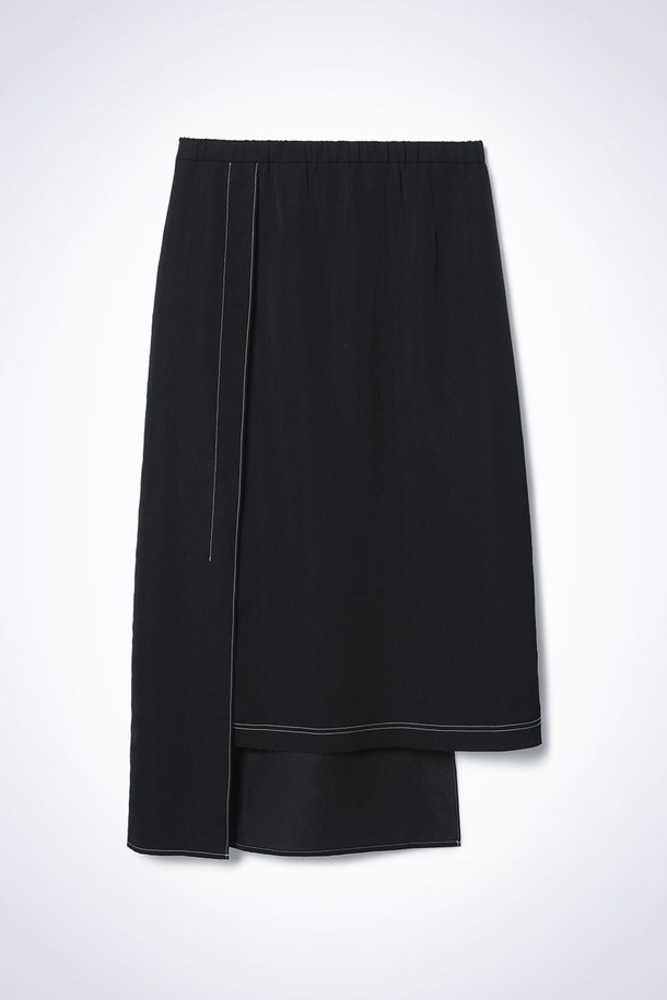 CREASE WRAP SKIRT BLACK (크리즈 랩 스커트 블랙)은 여성용 랩스커트입니다. 폴리에스터 소재로 제작되어 부드러운 촉감을 자랑하며, 봄, 여름, 가을 계절에 착용하기 좋습니다. 미니멀한 스타일의 무지 디자인으로, 잔잔한 광택감과 배색 스티치, 양 사이드 주름 디테일이 특징입니다. 얇은 두께감과 레귤러핏으로 편안하게 착용 가능하며, 데이트룩, 카페룩, 모임룩 등 다양한 TPO에 활용할 수 있습니다. 미니멀, 클래식, 시크 스타일을 즐겨 입는 분들께 추천합니다.
