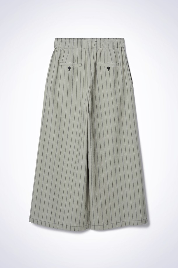 GRAIN STRIPE WIDE PANTS (그레인 스트라이프 와이드 팬츠) 카키는 봄, 여름 시즌에 어울리는 와이드 핏 긴바지입니다. 면과 린넨 혼방 소재로 제작되어 시원한 촉감을 선사하며, 베이직한 스타일의 데이트룩, 카페룩, 캐주얼, 미니멀, 클래식 스타일을 연출하기 좋습니다. 뒷밴딩 처리와 투턱 디테일, 배색 스티치 디테일이 특징이며, 넉넉하고 편안한 착용감을 제공합니다. 스트라이프 패턴이 돋보이는 디자인으로, 다양한 상의와 매치하여 세련된 룩을 완성할 수 있습니다.
