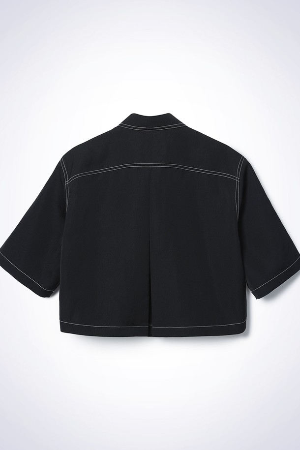 CREASE POCKET SHIRT BLACK (크리즈 포켓 셔츠 블랙)은 미니멀한 스타일을 추구하는 당신을 위한 셔츠입니다. 봄, 여름 시즌에 착용하기 좋은, 가볍고 부드러운 폴리에스터 소재로 제작되었습니다. 루즈핏 크롭 기장의 블랙 컬러 반소매 셔츠로, 배색 스티치와 투 아웃포켓 디자인이 특징입니다. 데이트룩, 카페룩, 쇼핑룩 등 다양한 TPO에 맞춰 시크하고 캐주얼하게 연출해보세요. 잔잔한 광택감이 고급스러운 분위기를 더해줍니다.
