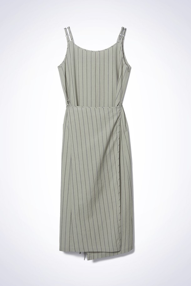 GRAIN STRIPE WRAP ONE-PIECE KHAKI (그레인 스트라이프 랩 원피스 카키)는 여성스러운 분위기를 연출하는 랩 스타일의 원피스입니다. 카키 컬러에 면과 린넨 혼방 소재로 제작되어 봄, 여름 시즌에 시원하고 편안하게 착용할 수 있습니다. 잔잔한 스트라이프 패턴과 스퀘어 넥 라인이 시원하고, 어깨끈 조절이 가능하여 체형에 맞게 핏을 조절할 수 있습니다. 루즈핏과 와이드한 실루엣으로 활동성을 높였으며, 레이어링하여 다양한 스타일을 연출할 수 있습니다. 동네 마실룩, 카페룩, 여행룩 등 캐주얼하고 베이직한 스타일을 선호하는 분들께 추천합니다.
