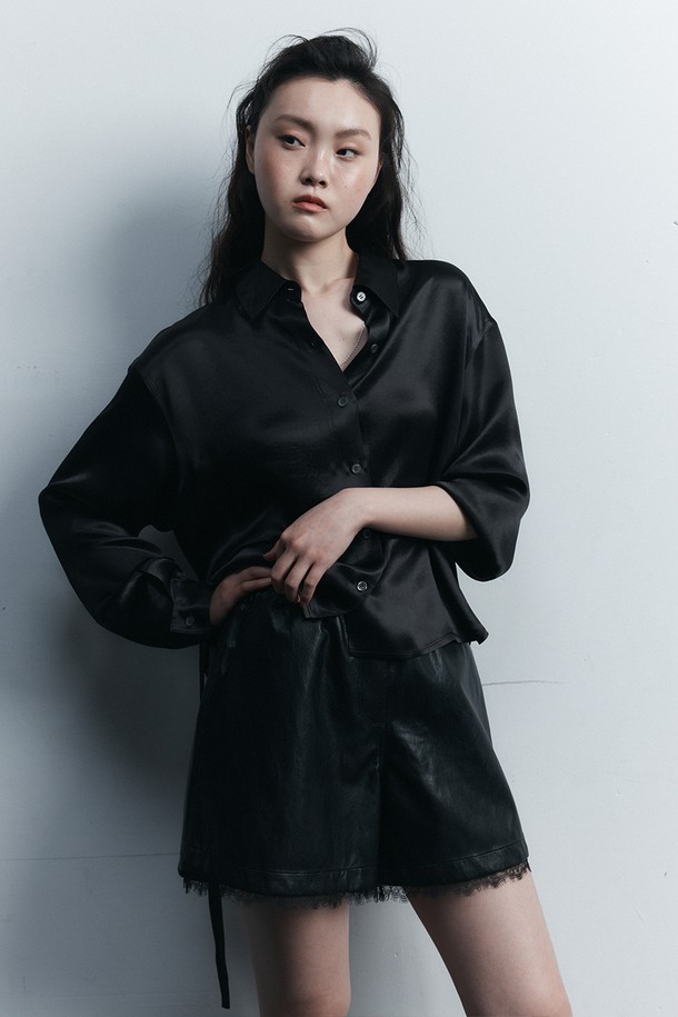 실키 스트랩 블라우스 카키는 여성스러운 무드를 연출하는 데 초점을 맞춘 상의입니다. 부드러운 아세테이트 소재로 제작되어 은은한 광택과 고급스러운 촉감을 선사하며, 얇은 두께감으로 봄, 여름 시즌에 시원하게 착용하기 좋습니다. 크롭 기장에 루즈핏 실루엣으로 편안하면서도 세련된 스타일을 완성합니다. 스트랩 디테일과 여밈 디자인을 통해 우아하고 미니멀한 분위기를 더해 데이트룩, 카페룩, 모임룩 등 다양한 TPO에 활용 가능하며, 클래식, 미니멀, 시크 스타일을 즐기는 분들께 추천합니다. 긴 소매 기장으로 간절기에도 유용하게 활용할 수 있습니다.
