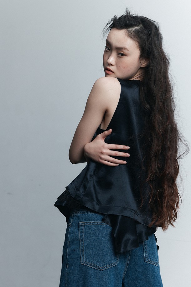 실키 레이스 민소매 블라우스 카키는 부드러운 촉감과 은은한 광택이 돋보이는 여성 상의입니다. 아세테이트와 레이온 혼방 소재로 제작되어, 봄, 여름 시즌에 시원하게 착용하기 좋습니다. A라인 핏과 라운드넥 디자인으로 페미닌하고 엘레강스한 분위기를 연출합니다. 밑단 레이스 디테일과 러플 장식이 여성스러움을 더하며, 데이트룩, 카페룩, 모임룩 등 다양한 TPO에 활용할 수 있습니다. 클래식, 로맨틱, 미니멀 스타일을 즐기는 분들께 추천합니다.
