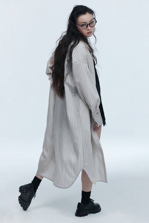 스트라이프 셔츠 원피스 베이지는 여성스러운 매력을 돋보이게 하는 여름용 롱 원피스입니다. 로우설 85%와 폴리에스터 15% 혼방 소재로 제작되어 시원한 촉감을 선사하며, 오버핏 A라인 실루엣으로 편안하면서도 세련된 스타일을 연출합니다. 베이직하고 캐주얼한 스타일을 기본으로, 데이트룩, 동네 마실룩, 카페룩 등 다양한 TPO에 활용 가능하며, 긴 기장과 넓은 커프스 소매, 비조와 단추 디테일이 돋보입니다. 스트라이프 패턴과 베이지 컬러의 조화로 미니멀하면서도 클래식한 무드를 더해줍니다.
