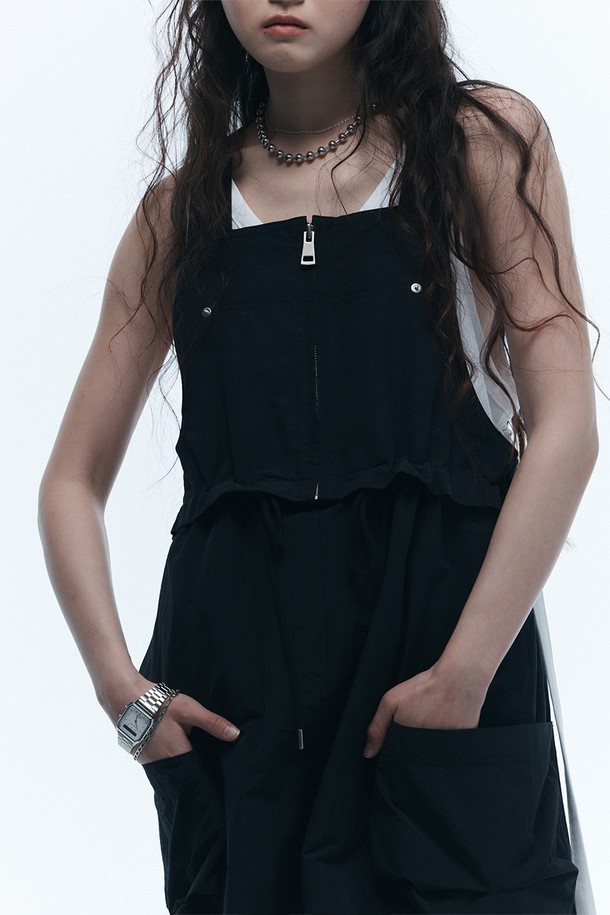 **서스펜더 린 원피스 블랙**

미니멀하고 캐주얼한 스타일의 여성용 서스펜더 원피스입니다. 봄, 여름에 어울리는 민소매 디자인으로, 나일론, 폴리에스터, 면 혼방 소재로 제작되어 편안한 착용감을 선사합니다. 스퀘어넥 라인과 허리 스트링 디테일, 외부 포켓으로 포인트를 더했습니다. 루즈핏으로 활동성을 높였으며, 데이트룩, 동네 마실룩, 카페룩 등 다양한 TPO에 활용하기 좋습니다. 무지 패턴의 블랙 컬러로 미니멀, 캐주얼, 클래식까지 다양한 스타일을 연출할 수 있습니다.
