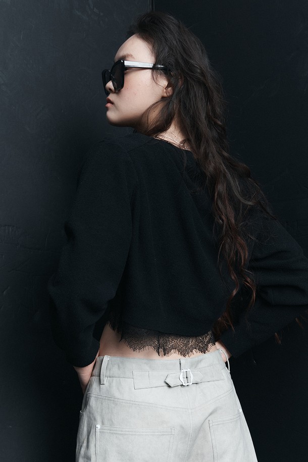 리리 부클 레이스 가디건 블랙은 부드러운 촉감의 부클 니트 소재와 레이스 패턴이 돋보이는 여성 니트 가디건입니다. 라운드넥에 긴 소매 기장으로 디자인되었으며, 봄, 가을에 입기 좋은 얇은 두께감입니다. 릴랙스 핏으로 편안하게 착용 가능하며, 밑단 레이스 디테일과 진주 단추 여밈으로 포인트를 더했습니다. 데이트룩, 카페룩, 모임룩 등 다양한 TPO에 클래식, 미니멀, 걸리시 스타일을 연출할 수 있습니다. 블랙 컬러로 어떤 코디에도 쉽게 매치할 수 있어 활용도가 높습니다.
