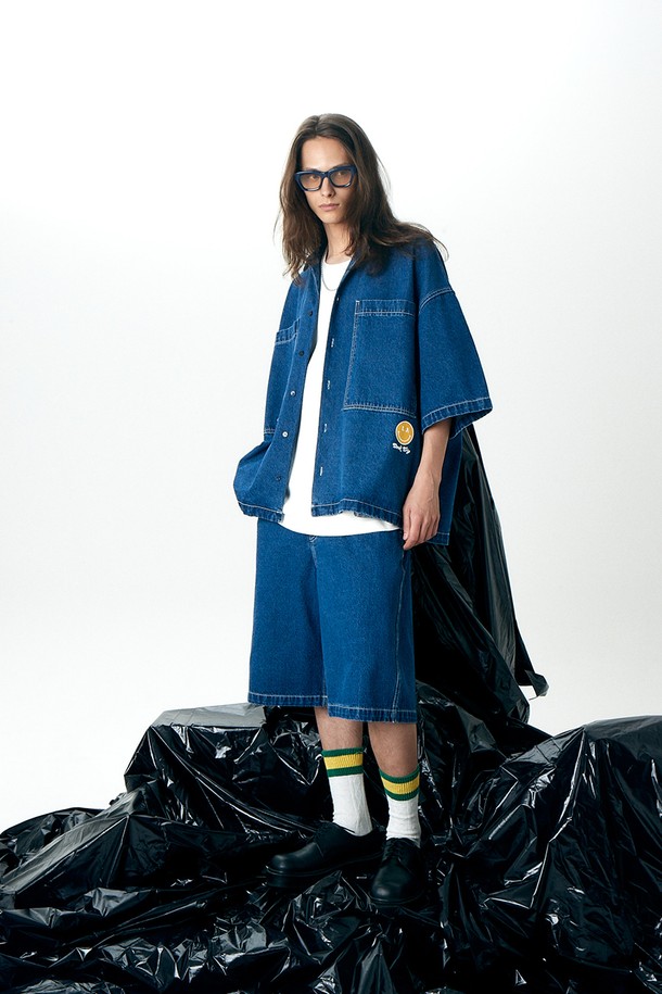 워싱 데님 셔츠 블루는 남녀 모두 착용 가능한 유니섹스 아이템입니다. 캐주얼, 미니멀, 시티보이 스타일을 즐기는 분들께 추천하며, 봄, 여름, 가을 계절에 활용하기 좋습니다. 오버핏으로 편안하게 착용 가능하며, 앞면 아웃포켓 디테일이 특징입니다. 7D25D1398 아이템과 세트로 연출하여 더욱 멋스러운 스타일을 완성할 수 있습니다. 동네 마실룩이나 여행룩에 매치하여 편안하면서도 스타일리시한 룩을 연출해보세요.
