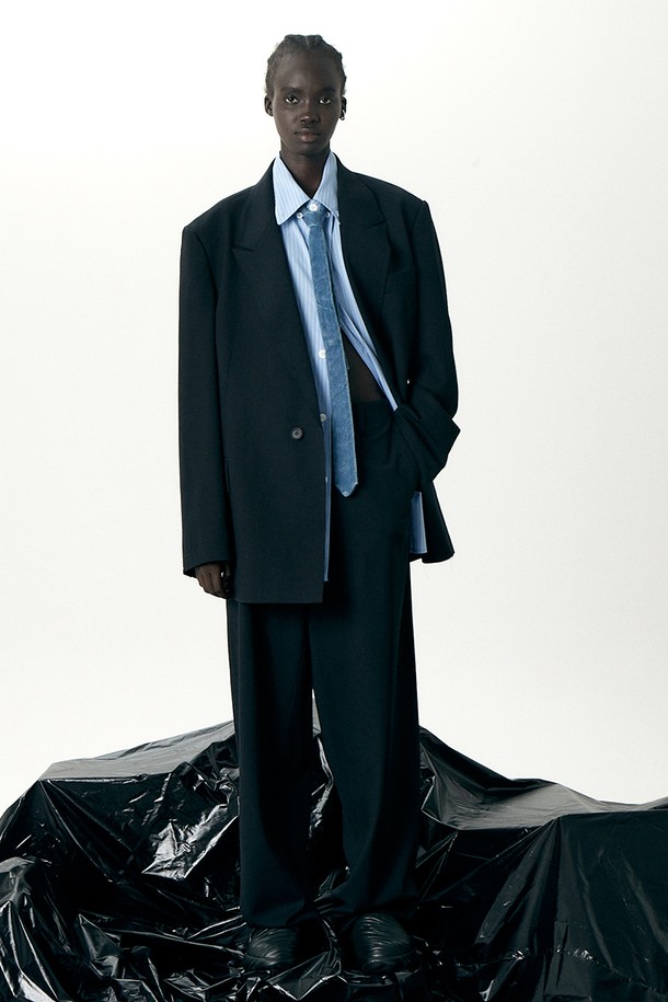 유니섹스 울 재킷 다크 네이비는 남녀 모두 착용 가능한 클래식하고 모던한 스타일의 자켓입니다. 가을, 겨울 시즌에 어울리는 두꺼운 두께감과 긴 소매 기장으로 따뜻하게 착용할 수 있습니다. 테일러드 코트 타입의 싱글 버튼 여밈 방식에 오버핏으로 제작되어 편안한 착용감을 선사합니다. 카라 디테일과 밑단 데끼 디테일, 안감의 스트라이프 패턴이 돋보입니다. 출근룩, 비즈니스 캐주얼, 모임룩 등 다양한 TPO에 활용하기 좋은 아이템입니다.
