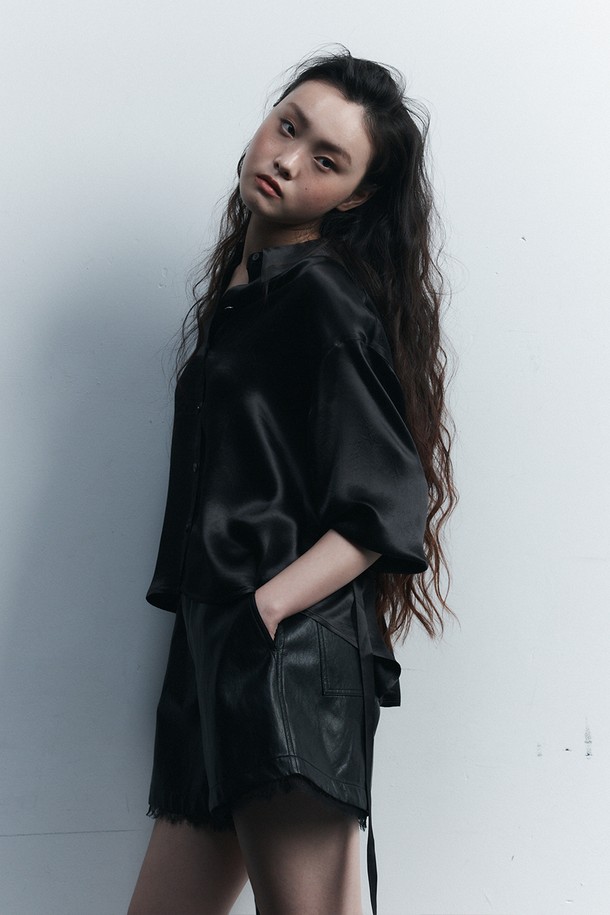 실키 스트랩 블라우스 카키는 여성스러운 무드를 연출하는 데 초점을 맞춘 상의입니다. 부드러운 아세테이트 소재로 제작되어 은은한 광택과 고급스러운 촉감을 선사하며, 얇은 두께감으로 봄, 여름 시즌에 시원하게 착용하기 좋습니다. 크롭 기장에 루즈핏 실루엣으로 편안하면서도 세련된 스타일을 완성합니다. 스트랩 디테일과 여밈 디자인을 통해 우아하고 미니멀한 분위기를 더해 데이트룩, 카페룩, 모임룩 등 다양한 TPO에 활용 가능하며, 클래식, 미니멀, 시크 스타일을 즐기는 분들께 추천합니다. 긴 소매 기장으로 간절기에도 유용하게 활용할 수 있습니다.
