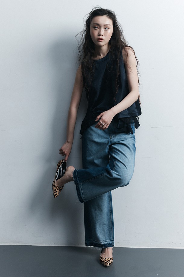 실키 레이스 민소매 블라우스 카키는 부드러운 촉감과 은은한 광택이 돋보이는 여성 상의입니다. 아세테이트와 레이온 혼방 소재로 제작되어, 봄, 여름 시즌에 시원하게 착용하기 좋습니다. A라인 핏과 라운드넥 디자인으로 페미닌하고 엘레강스한 분위기를 연출합니다. 밑단 레이스 디테일과 러플 장식이 여성스러움을 더하며, 데이트룩, 카페룩, 모임룩 등 다양한 TPO에 활용할 수 있습니다. 클래식, 로맨틱, 미니멀 스타일을 즐기는 분들께 추천합니다.
