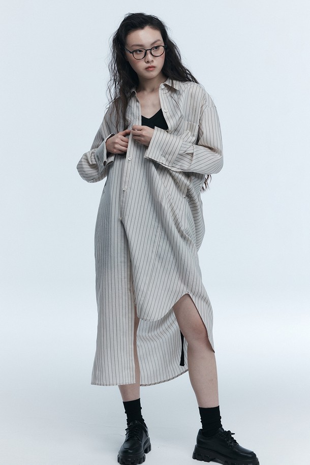 스트라이프 셔츠 원피스 베이지는 여성스러운 매력을 돋보이게 하는 여름용 롱 원피스입니다. 로우설 85%와 폴리에스터 15% 혼방 소재로 제작되어 시원한 촉감을 선사하며, 오버핏 A라인 실루엣으로 편안하면서도 세련된 스타일을 연출합니다. 베이직하고 캐주얼한 스타일을 기본으로, 데이트룩, 동네 마실룩, 카페룩 등 다양한 TPO에 활용 가능하며, 긴 기장과 넓은 커프스 소매, 비조와 단추 디테일이 돋보입니다. 스트라이프 패턴과 베이지 컬러의 조화로 미니멀하면서도 클래식한 무드를 더해줍니다.
