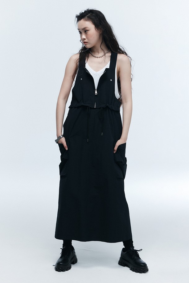 **서스펜더 린 원피스 블랙**

미니멀하고 캐주얼한 스타일의 여성용 서스펜더 원피스입니다. 봄, 여름에 어울리는 민소매 디자인으로, 나일론, 폴리에스터, 면 혼방 소재로 제작되어 편안한 착용감을 선사합니다. 스퀘어넥 라인과 허리 스트링 디테일, 외부 포켓으로 포인트를 더했습니다. 루즈핏으로 활동성을 높였으며, 데이트룩, 동네 마실룩, 카페룩 등 다양한 TPO에 활용하기 좋습니다. 무지 패턴의 블랙 컬러로 미니멀, 캐주얼, 클래식까지 다양한 스타일을 연출할 수 있습니다.
