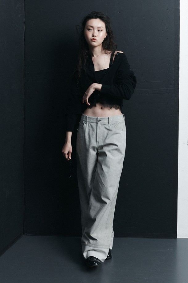 리리 부클 레이스 가디건 블랙은 부드러운 촉감의 부클 니트 소재와 레이스 패턴이 돋보이는 여성 니트 가디건입니다. 라운드넥에 긴 소매 기장으로 디자인되었으며, 봄, 가을에 입기 좋은 얇은 두께감입니다. 릴랙스 핏으로 편안하게 착용 가능하며, 밑단 레이스 디테일과 진주 단추 여밈으로 포인트를 더했습니다. 데이트룩, 카페룩, 모임룩 등 다양한 TPO에 클래식, 미니멀, 걸리시 스타일을 연출할 수 있습니다. 블랙 컬러로 어떤 코디에도 쉽게 매치할 수 있어 활용도가 높습니다.
