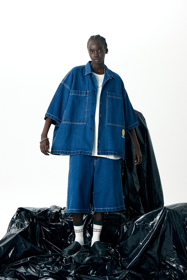 워싱 데님 셔츠 블루는 남녀 모두 착용 가능한 유니섹스 아이템입니다. 캐주얼, 미니멀, 시티보이 스타일을 즐기는 분들께 추천하며, 봄, 여름, 가을 계절에 활용하기 좋습니다. 오버핏으로 편안하게 착용 가능하며, 앞면 아웃포켓 디테일이 특징입니다. 7D25D1398 아이템과 세트로 연출하여 더욱 멋스러운 스타일을 완성할 수 있습니다. 동네 마실룩이나 여행룩에 매치하여 편안하면서도 스타일리시한 룩을 연출해보세요.
