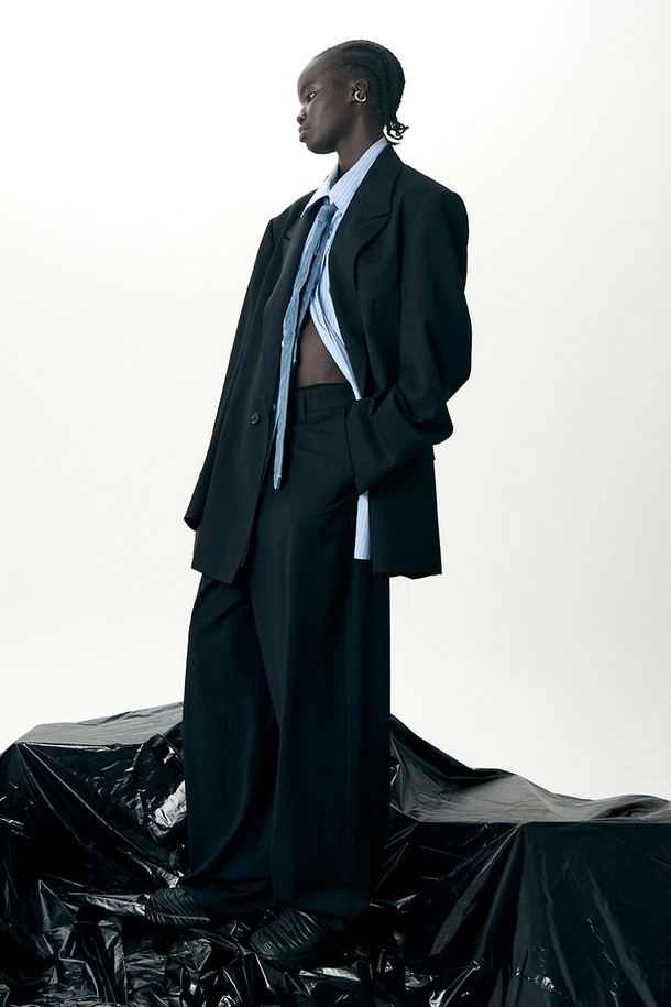 유니섹스 울 재킷 다크 네이비는 남녀 모두 착용 가능한 클래식하고 모던한 스타일의 자켓입니다. 가을, 겨울 시즌에 어울리는 두꺼운 두께감과 긴 소매 기장으로 따뜻하게 착용할 수 있습니다. 테일러드 코트 타입의 싱글 버튼 여밈 방식에 오버핏으로 제작되어 편안한 착용감을 선사합니다. 카라 디테일과 밑단 데끼 디테일, 안감의 스트라이프 패턴이 돋보입니다. 출근룩, 비즈니스 캐주얼, 모임룩 등 다양한 TPO에 활용하기 좋은 아이템입니다.
