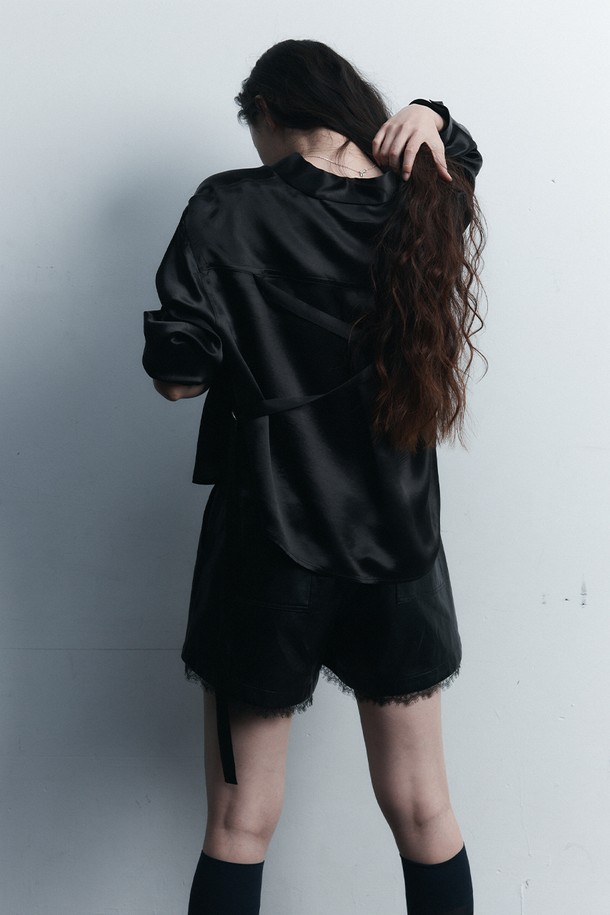 실키 스트랩 블라우스 카키는 여성스러운 무드를 연출하는 데 초점을 맞춘 상의입니다. 부드러운 아세테이트 소재로 제작되어 은은한 광택과 고급스러운 촉감을 선사하며, 얇은 두께감으로 봄, 여름 시즌에 시원하게 착용하기 좋습니다. 크롭 기장에 루즈핏 실루엣으로 편안하면서도 세련된 스타일을 완성합니다. 스트랩 디테일과 여밈 디자인을 통해 우아하고 미니멀한 분위기를 더해 데이트룩, 카페룩, 모임룩 등 다양한 TPO에 활용 가능하며, 클래식, 미니멀, 시크 스타일을 즐기는 분들께 추천합니다. 긴 소매 기장으로 간절기에도 유용하게 활용할 수 있습니다.
