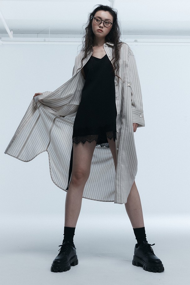 스트라이프 셔츠 원피스 베이지는 여성스러운 매력을 돋보이게 하는 여름용 롱 원피스입니다. 로우설 85%와 폴리에스터 15% 혼방 소재로 제작되어 시원한 촉감을 선사하며, 오버핏 A라인 실루엣으로 편안하면서도 세련된 스타일을 연출합니다. 베이직하고 캐주얼한 스타일을 기본으로, 데이트룩, 동네 마실룩, 카페룩 등 다양한 TPO에 활용 가능하며, 긴 기장과 넓은 커프스 소매, 비조와 단추 디테일이 돋보입니다. 스트라이프 패턴과 베이지 컬러의 조화로 미니멀하면서도 클래식한 무드를 더해줍니다.
