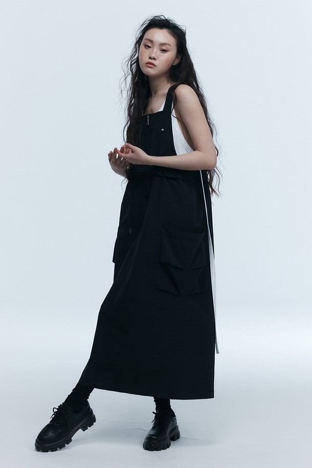 **서스펜더 린 원피스 블랙**

미니멀하고 캐주얼한 스타일의 여성용 서스펜더 원피스입니다. 봄, 여름에 어울리는 민소매 디자인으로, 나일론, 폴리에스터, 면 혼방 소재로 제작되어 편안한 착용감을 선사합니다. 스퀘어넥 라인과 허리 스트링 디테일, 외부 포켓으로 포인트를 더했습니다. 루즈핏으로 활동성을 높였으며, 데이트룩, 동네 마실룩, 카페룩 등 다양한 TPO에 활용하기 좋습니다. 무지 패턴의 블랙 컬러로 미니멀, 캐주얼, 클래식까지 다양한 스타일을 연출할 수 있습니다.
