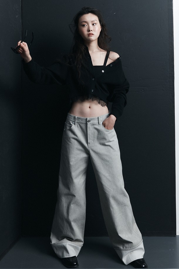 리리 부클 레이스 가디건 블랙은 부드러운 촉감의 부클 니트 소재와 레이스 패턴이 돋보이는 여성 니트 가디건입니다. 라운드넥에 긴 소매 기장으로 디자인되었으며, 봄, 가을에 입기 좋은 얇은 두께감입니다. 릴랙스 핏으로 편안하게 착용 가능하며, 밑단 레이스 디테일과 진주 단추 여밈으로 포인트를 더했습니다. 데이트룩, 카페룩, 모임룩 등 다양한 TPO에 클래식, 미니멀, 걸리시 스타일을 연출할 수 있습니다. 블랙 컬러로 어떤 코디에도 쉽게 매치할 수 있어 활용도가 높습니다.
