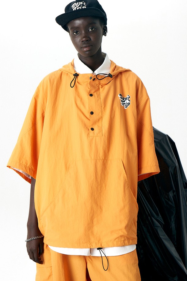 TOM 하프 집업 아노락 오렌지입니다. 유니섹스 스타일로, 스포티하고 캐주얼한 연출이 가능한 아노락입니다. 봄, 가을에 적합하며, 얇은 두께감의 나일론 소재로 제작되었습니다. 하프 집업 여밈 방식과 루즈핏으로 편안한 착용감을 선사하며, 후드 스트링 디테일로 포인트를 더했습니다. 스웨어 패턴, 반소매 기장으로 활동성을 높였으며, 셋업으로도 활용 가능하여 동네 마실룩, 산책룩, 여행룩 등 다양한 TPO에 활용하기 좋습니다.
