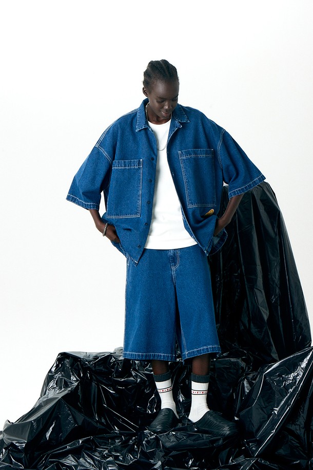 워싱 데님 셔츠 블루는 남녀 모두 착용 가능한 유니섹스 아이템입니다. 캐주얼, 미니멀, 시티보이 스타일을 즐기는 분들께 추천하며, 봄, 여름, 가을 계절에 활용하기 좋습니다. 오버핏으로 편안하게 착용 가능하며, 앞면 아웃포켓 디테일이 특징입니다. 7D25D1398 아이템과 세트로 연출하여 더욱 멋스러운 스타일을 완성할 수 있습니다. 동네 마실룩이나 여행룩에 매치하여 편안하면서도 스타일리시한 룩을 연출해보세요.
