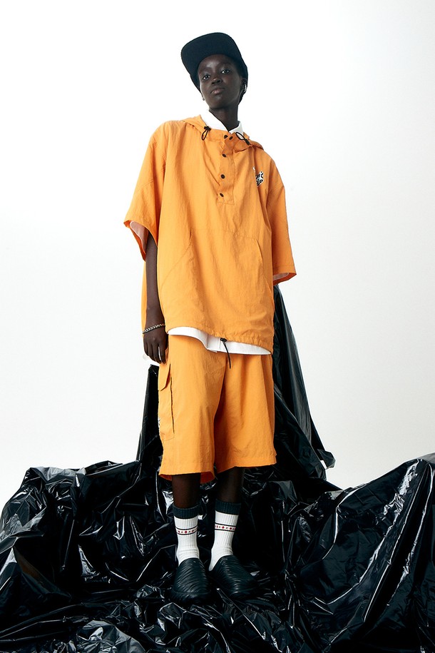 톰 하프 쇼츠 팬츠 오렌지는 스포티함과 캐주얼함을 동시에 즐길 수 있는 유니섹스 반바지입니다. 여름에 시원하게 착용하기 좋은 얇은 두께의 나일론 소재로 제작되었으며, 루즈핏으로 편안한 착용감을 선사합니다. "Don't Drop" 프린트가 돋보이며, 다양한 포켓 디테일로 실용성을 더했습니다. 밴딩 처리로 허리를 안정적으로 잡아주며, 스웨터 조직 소재를 사용하여 독특한 디자인을 완성했습니다. 동네 마실룩, 여행룩, 휴가룩 등 다양한 TPO에 맞춰 캐주얼, 스포티, 미니멀 스타일을 연출할 수 있으며, 셋업으로 착용 가능하여 활용도가 높습니다.
