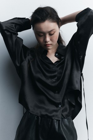 SILKY STRAPE BLOUSE KHAKI