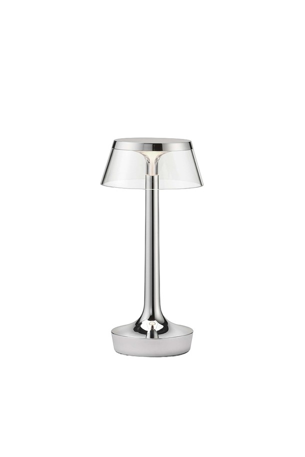 [FLOS] 봉주르 언플러그드 크롬은 실내 인테리어에 적합한 무선 충전식 LED 테이블 램프입니다. 금속과 유리의 조합으로 모던하고 미니멀한 스타일을 연출하며, 크롬과 투명 컬러가 세련된 분위기를 더합니다. 터치식 조작으로 간편하게 켜고 끌 수 있으며, 이동이 편리하여 다양한 공간에서 활용할 수 있습니다. 봉주르 언플러그드 크롬은 테이블 공간에 은은한 조명과 디자인적 가치를 동시에 선사합니다.
