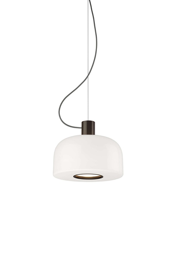 [FLOS] 벨홉 글라스 서스펜션2 키오코는  유리, 폴리카보네이트, 금속 소재로 제작된 실내 조명입니다. 미니멀하고 모던한 디자인으로, 트리플 글라스 구조와 오팔 글라스 중앙부가 특징이며 무드등과 직접 조명 기능을 제공합니다. 220-240V 전압, 100W E27 규격의 전구를 사용하며, 외부 스위치 방식으로 켜고 끌 수 있습니다. 다이닝 테이블이나 라운지 공간에 설치하여 부드러운 조명 확산 효과를 연출할 수 있으며, KC인증을 받았습니다.
