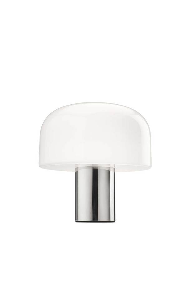 [FLOS] 벨홉 글라스 테이블 브라이트 알루미늄은 모던하고 미니멀한 스타일의 테이블 램프입니다. 3중 유리 구조로 설계되어 투명 외부 유리와 오팔 내부 유리가 은은한 빛을 선사합니다. 원형 유리 쉐이드와 원통형 베이스의 조화는 조각적인 아름다움을 강조하며, 실내 공간에 세련된 분위기를 더합니다. 브라이트 알루미늄과 화이트 컬러 옵션으로 제공되며, 220-240V, 최대 100W의 LED 조명을 사용합니다. 테이블 위에 설치하여 아늑한 실내조명을 연출해보세요.
