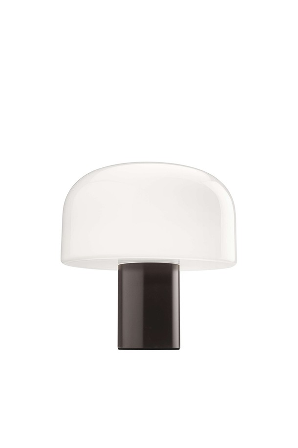 [FLOS] 벨홉 글라스 테이블 키오코는 미니멀하고 클래식한 스타일의 테이블 램프입니다. 세 가지 색상(White, Cioko, Bright Aluminum)으로 제공되며, 침실, 거실, 서재 등 다양한 공간에 잘 어울립니다. 삼중 레이어 유리 구조와 원형 유리 갓, 원통형 베이스가 특징이며, 부드러운 빛을 선사하는 오팔 유리와 투명한 외관을 위한 외부 유리가 조화를 이룹니다. 220-240V 전압, 최대 100W 전력, E27 소켓 타입의 조명 사양을 갖추고 있으며, KC 인증을 획득했습니다. 직경 330mm, 높이 185mm/154mm, 베이스 140mm/825mm/115mm 크기로 제공되며, 전문 설치 서비스와 무료 배송을 지원합니다.
