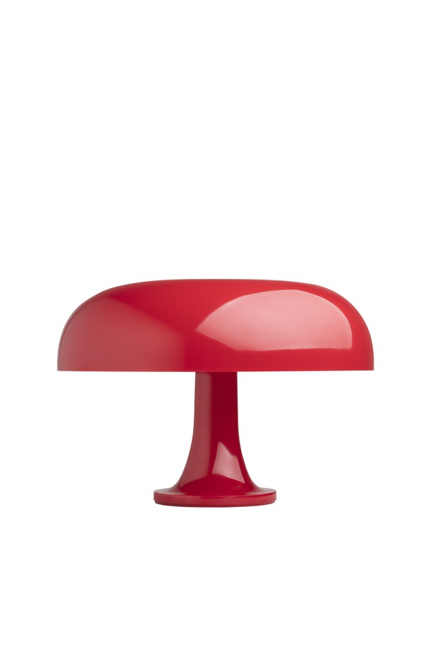 아르떼미데 네시노 테이블 레드 (Artemide Nessino Table Red)는 버섯 모양의 유려한 곡선이 돋보이는 세련되고 현대적인 테이블 램프입니다. 실내 조명 및 인테리어 소품으로 활용하기 좋으며, 메트로폴리탄 미술관과 뉴욕 현대 미술관에 소장될 만큼 뛰어난 디자인 가치를 인정받았습니다. 전용 전구를 포함하며, 전문가의 무료 설치 서비스와 함께 1년 무상 A/S를 제공합니다. 섬세하고 아름다운 공간 연출을 위한 완벽한 선택입니다. 지정된 와트 수를 초과하지 않는 전구를 사용해야 하며, 반드시 전용 전구를 사용해야 합니다.

