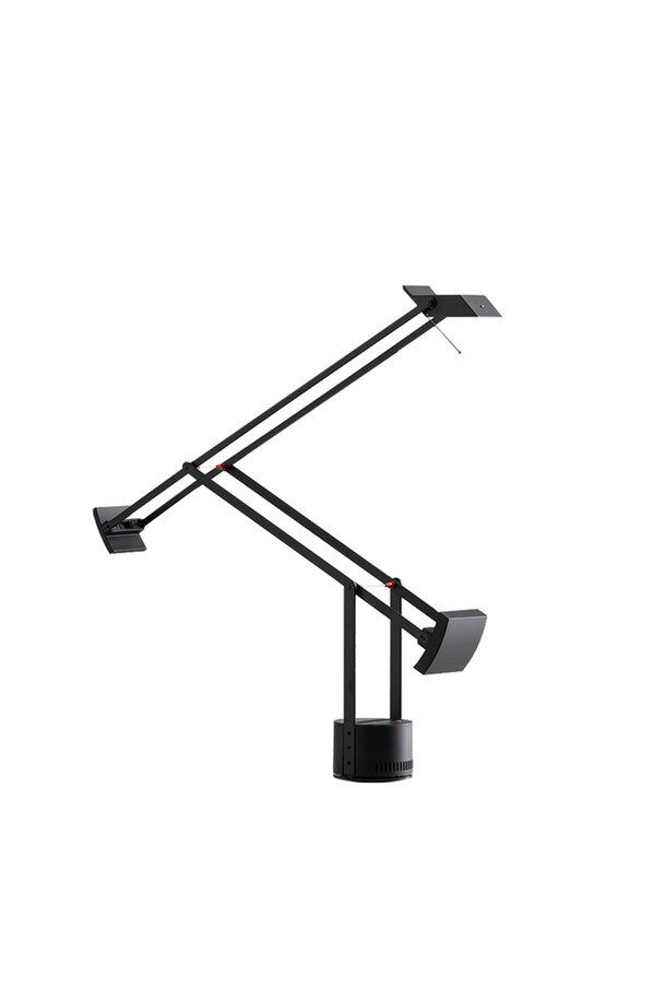 [Artemide] 티지오 테이블 램프 블랙은 모던하고 미니멀한 디자인의 테이블 램프입니다. 금속 소재의 블랙 컬러로 제작되었으며, 대형 크기를 자랑합니다. 각도 및 방향 조절이 가능하여 사용자의 편의성을 높였습니다. 일상 및 인테리어 용도로 활용 가능하며, 전문가 설치를 제공합니다. 또한, 1년 품질 보증과 무료 배송 혜택을 누릴 수 있으며, 전용 전구가 필요합니다.
