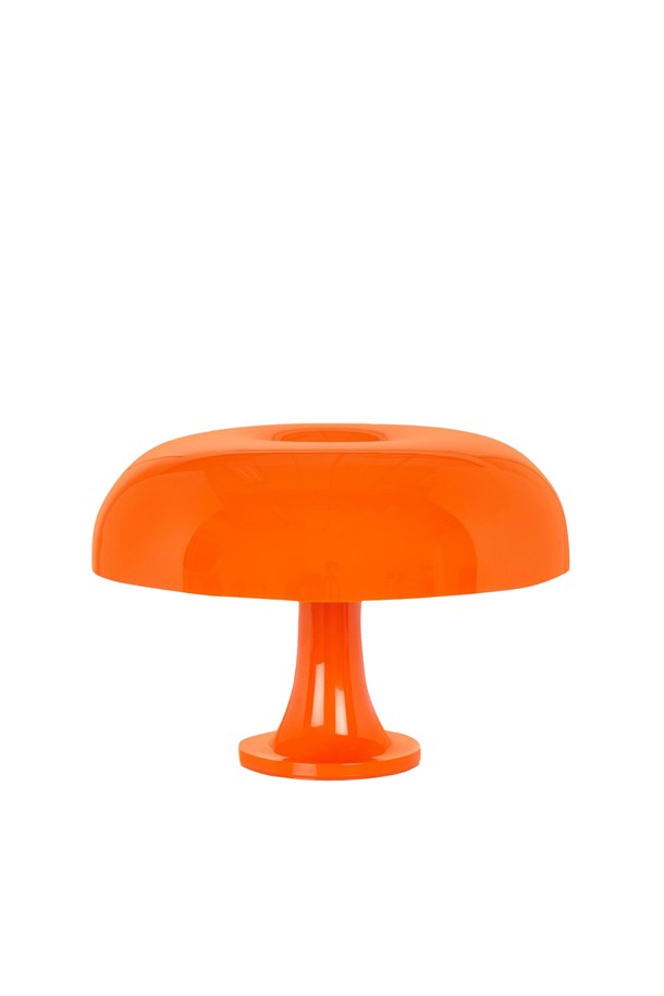 [아르떼미데] 네쏘 테이블 램프 오렌지입니다. 부드러운 곡선형 디자인과 버섯 모양이 특징인 테이블 램프로, 인테리어 소품으로 활용하기 좋습니다. 유리를 통해 은은하게 빛이 확산되어 따뜻한 조명 효과를 연출합니다. 모던하고 미니멀한 스타일로, 실내 공간에 세련된 분위기를 더해줍니다. 전용 전구가 포함되어 있으며, 1년 품질 보증을 제공합니다.

