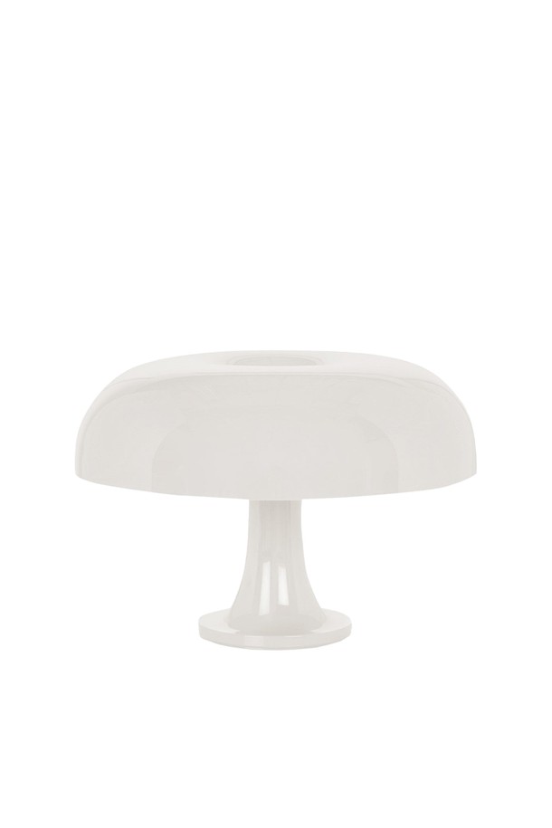 [Artemide] 네쏘 테이블 램프 화이트는 세련된 디자인과 뛰어난 기능성을 갖춘 실내조명입니다. 버섯 모양과 유려한 곡선이 돋보이는 네쏘 테이블 램프는 모던하고 미니멀한 스타일을 자랑하며, 세련된 디자인으로 공간에 현대적인 감각을 더합니다. 전용 전구를 포함하여 편리하게 사용할 수 있으며, 전문 시공팀의 무료 설치 서비스와 1년 무상 A/S를 제공합니다. 이 램프는 메트로폴리탄 미술관과 뉴욕 현대 미술관에 소장될 정도로 가치를 인정받았으며, 오브제로서의 활용 가치도 높습니다.
