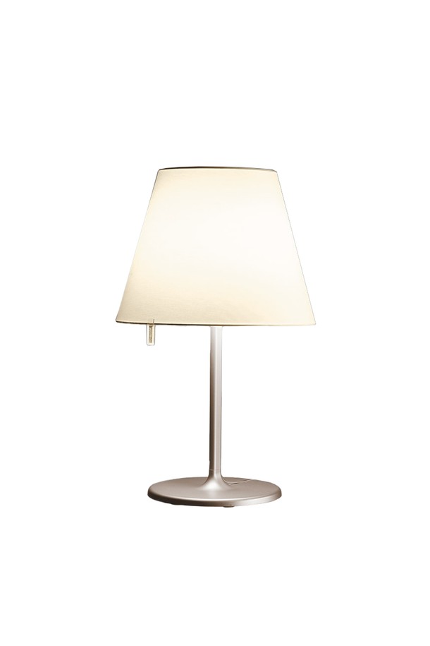 아르테미데(Artemide) 멜람포 테이블 램프 브론즈는 Adrien Gardere가 디자인한 테이블 램프입니다. 브론즈 에크루 컬러로, 은은하고 고급스러운 분위기를 연출합니다. 전용 전구를 사용하며, 전문가의 설치 서비스를 통해 편리하게 사용 가능합니다. 1년간 무상 보증 혜택을 제공하며, 조명 문제, 작동 문제, 전구 수명에 대해 보증받을 수 있습니다. 무료 배송으로 3-5일 내에 받아볼 수 있습니다.
