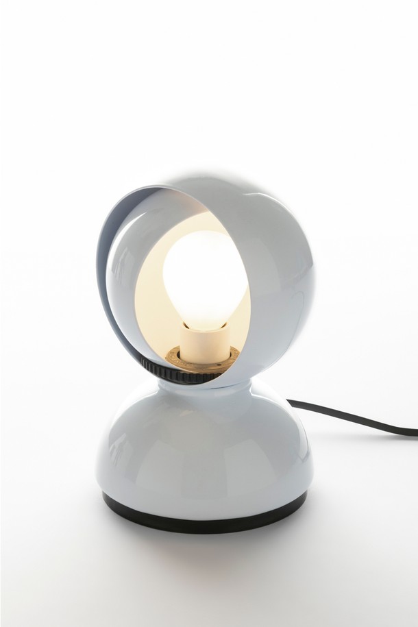 아르떼미데 에클리세 테이블 램프 화이트 / 에클리세 화이트는 Vico Magistretti가 디자인한 모던하고 미니멀한 스타일의 테이블 램프입니다. 화이트 색상에 42.5cm 크기로, 실내 조명 및 인테리어 용도로 적합합니다. 밝기 조절이 가능하며, 전용 전구를 사용해야 합니다. 본체와 전용 전구가 구성품이며, 무료 설치, 1년 무상 A/S 및 무료 배송 서비스를 제공합니다. 전용 전구 사용과 지정 와트 수를 준수해야 합니다.
