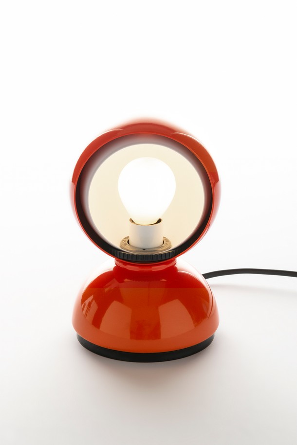 **[Artemide] 에클리세 테이블 램프 레드 / 에클리세 레드**는 이탈리아 디자인의 모던하고 미니멀한 테이블 램프입니다. 둥근 형태와 회전식 갓 디자인으로 조명 각도를 자유롭게 조절할 수 있으며, 밝기 조절 기능이 있습니다. 에폭시와 금속 소재로 제작되어 견고하며, 공간에 독특한 분위기를 더합니다. 360도 회전이 가능하여 실내 공간의 인테리어 조명으로 활용하기 좋습니다. 선명한 레드 컬러는 개성 있는 공간을 연출합니다.
