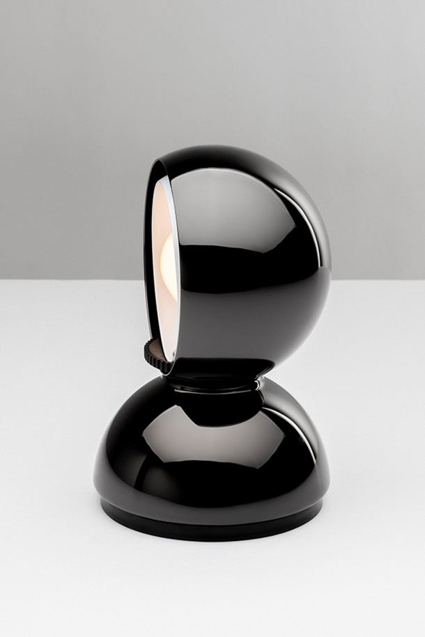 [Artemide] 아르테미데 에클리세 테이블 램프 피브이디 블랙은 미니멀하고 모던한 스타일의 테이블 램프입니다. 이탈리아 디자이너 비코 마지스트레티가 디자인했으며, 빛 조절이 가능하여 실내 조명 및 인테리어 용도로 활용하기 좋습니다. 블랙 색상의 PVD 소재로 제작되었으며, 사이즈는 42.5cm입니다. 전용 전구를 사용해야 하며, 무료 배송 및 전문 시공팀 설치, 1년 무상 A/S 서비스를 제공합니다.
