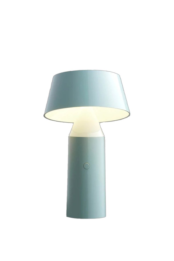 마르셋 비코카 포터블 램프 라이트 블루는 심플하고 모던한 디자인의 휴대용 LED 램프입니다. 부드러운 라이트 블루 색상의 플라스틱 소재로 제작되었으며, 실내 무드등으로 사용하기 좋습니다. 3단계 밝기 조절이 가능하며, 충전식으로 최대 20시간 사용 가능합니다. 각도 조절 기능으로 빛을 원하는 방향으로 비출 수 있으며, 높이 22.5cm, 지름 14cm, 베이스 6.4cm입니다. 디자이너 크리스토프 마티유(Christophe Mathieu)의 감각적인 디자인이 돋보이는 제품입니다.
